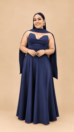 Vestido corte corazón con capa