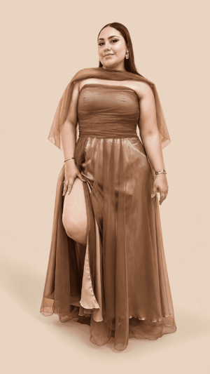 Vestido con chal de tul